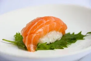 Salmon/Shake Sushi (2pcs)